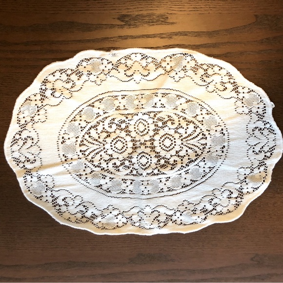 Doily Lace Oval Scalloped Edge Place Mats (4) 17.5" x 12" - Picture 6 of 9